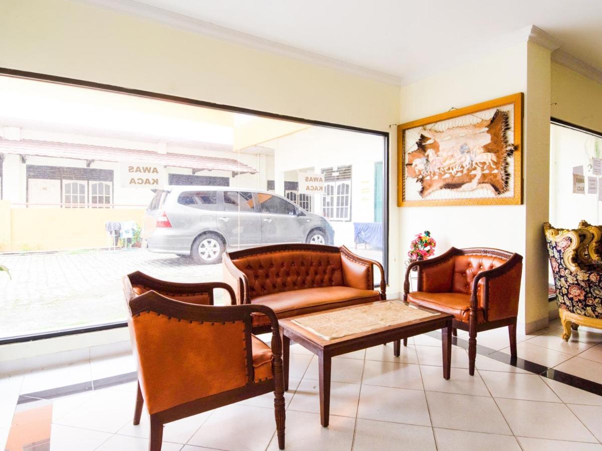 Oyo 2025 Wisma Musdalifa Palembang Extérieur photo